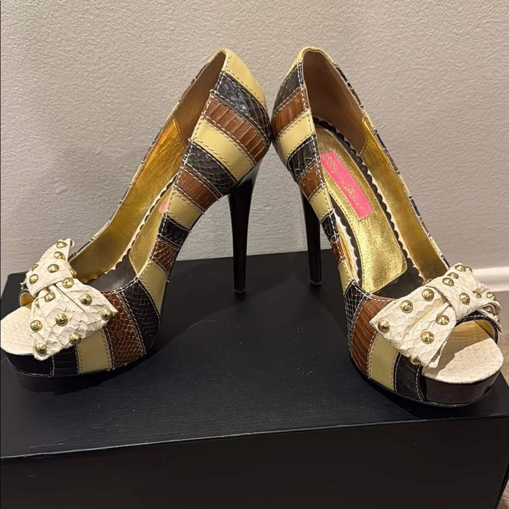 Betsey Johnson Cream and Brown High-Heeled Pumps with Bow GUC - Picture 3 of 5